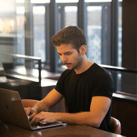 Ondernemer aan het werk bij het raam